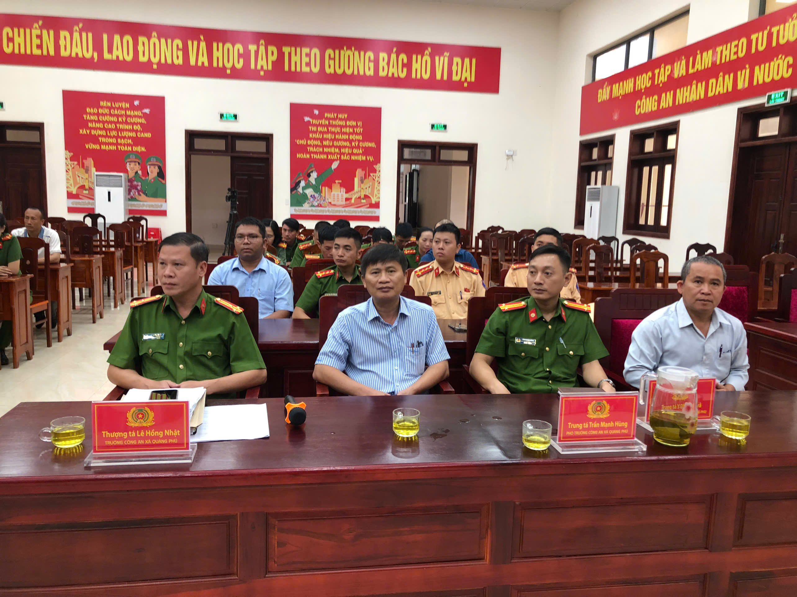 cac dai bieu tham gia hoi nghi